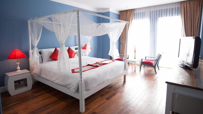 Royal Palace and Garden View Suite with Balcony