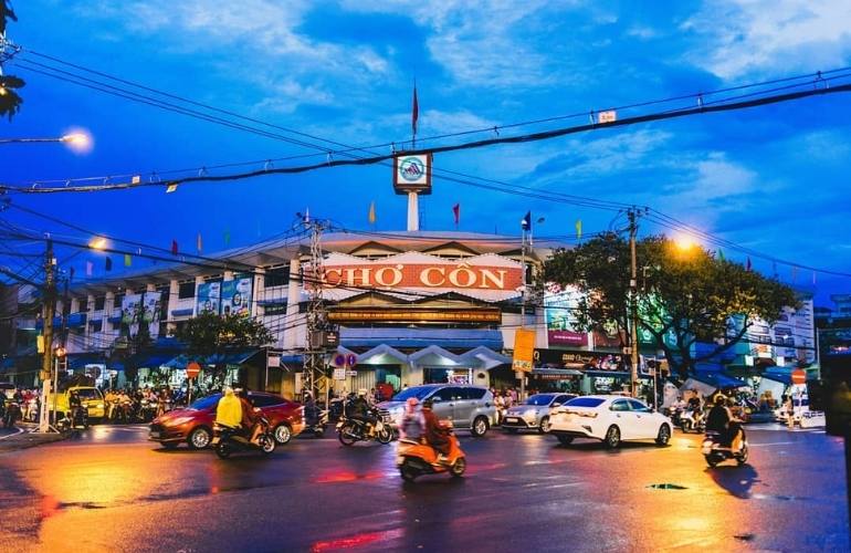 Con market in Danang at night