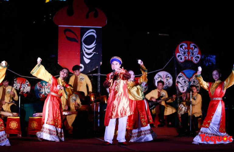 Watch a Tuong performance in Danang