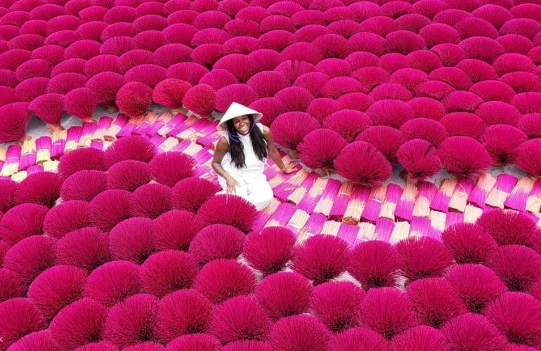 Discovering incense making Quang Phu Cau village