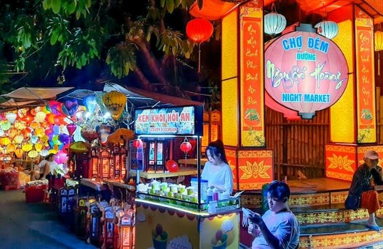 Shop around the stalls in Hoian Night Market