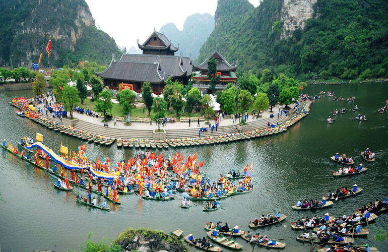 Take a boat ride to see the heavenly beauty of Trang An World Heritage Site in Ninh Binh