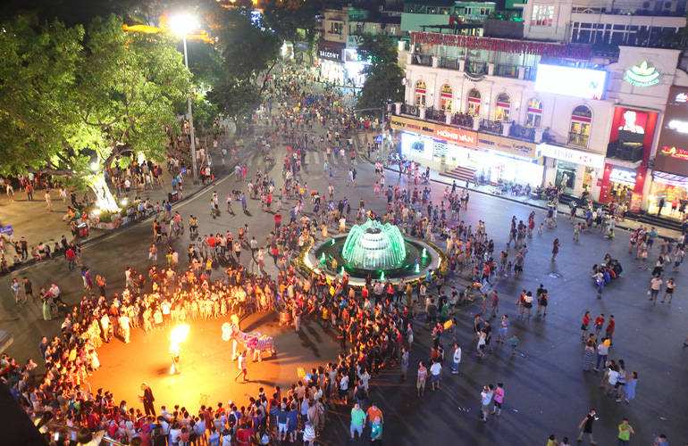 Hoan Kiem Lake Walking Street - an attractive destination on weekends in Hanoi