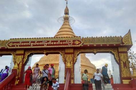 After having breakfast, get ready for a boat to visit the Tant Kyi Taung Pagoda.
