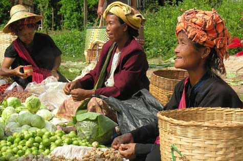 Reach Hinkagone, a charming Palaung village where you can enjoy a warm welcome and Burmese lunch