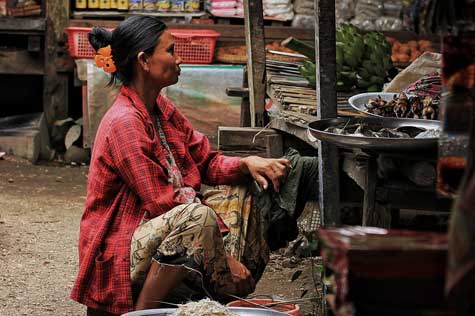 Engage in a delightful cookery session, where you can learn the secrets of preparing traditional Burmese dishes.
