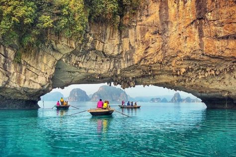 Cruise towards Luon Cave with a Halong Bay cruise