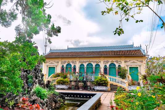 visit the Binh Thuy Communal House