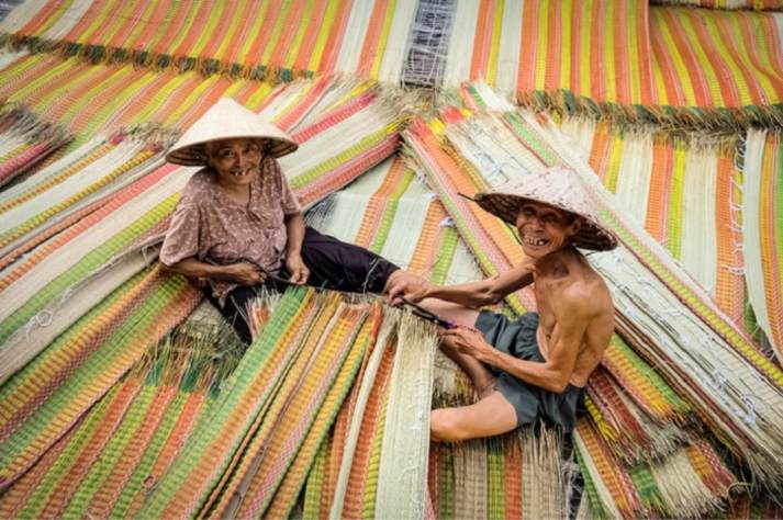 observing the art of weaving straw mats in Ben Tre