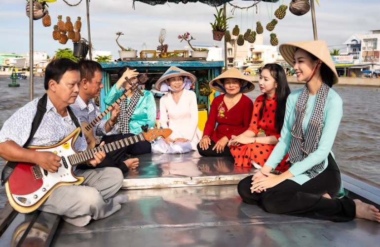Don Ca Tai Tu on Cai Be Floating Market